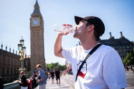 UK records hottest May day as Kew Gardens reaches 34.8C
