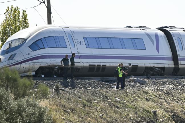 Spain's transport minister blames traffic control errors for deadly train crash