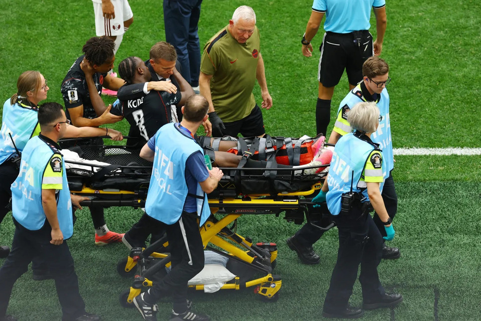 Ismaël Koné stretchered off as Canada routs Qatar in Vancouver