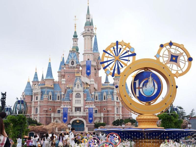 Shanghai Disneyland در ده‌سالگی؛ نقطه درخشان نادر در چین