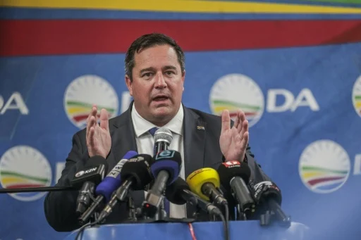 رهبر DA از Cyril Ramaphosa خواست John Steenhuisen را از کابینه برکنار کند