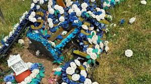 Une écologiste demande au cimetière de Kingston d’éliminer progressivement les hommages en plastique