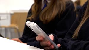 L’Angleterre va inscrire dans la loi, dans le cadre d’un plan gouvernemental, l’obligation de journées scolaires sans téléphone