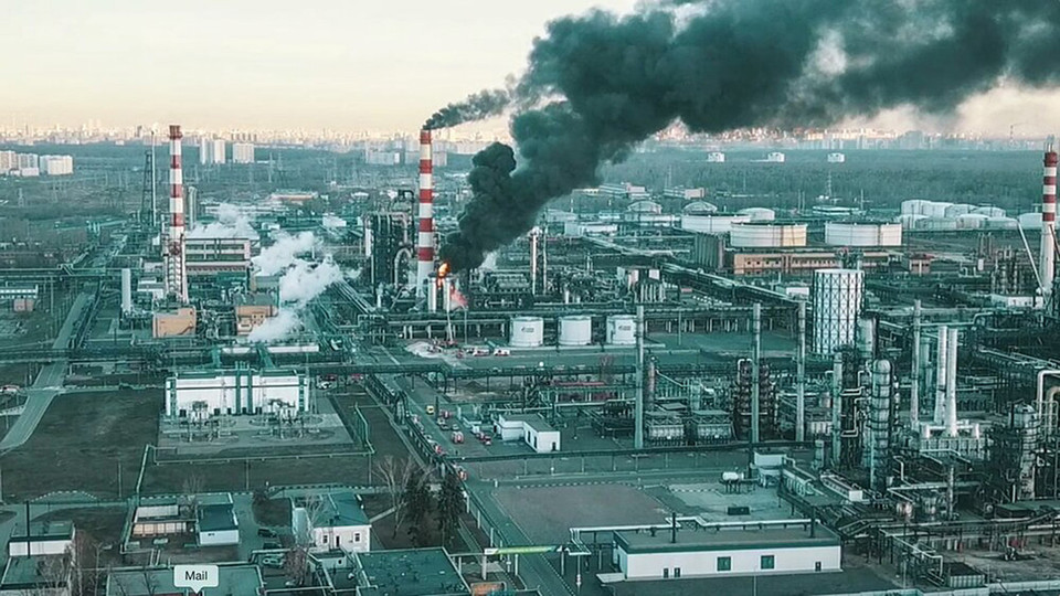 Une frappe de drone endommage une raffinerie de Moscou; la Russie annonce 60 interceptions