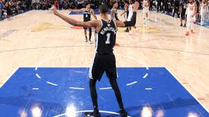 Wembanyama inscrit 32 points et les Spurs battent les Knicks au match 3