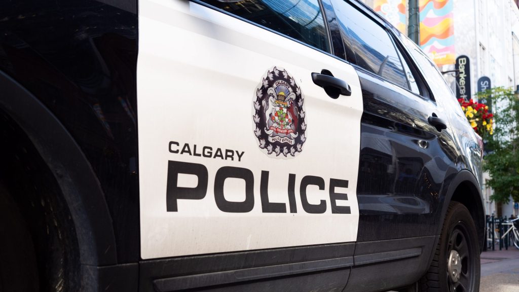 Délit de fuite sur Deerfoot Trail : la police de Calgary cherche des images de caméras embarquées