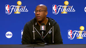 Mike Brown remet en question l'arbitrage après la défaite des Knicks face aux Spurs en match 3