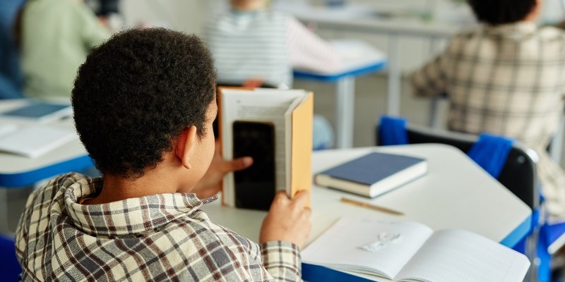 La Nouvelle‑Écosse dit que l’interdiction des cellulaires en classe réduit les distractions